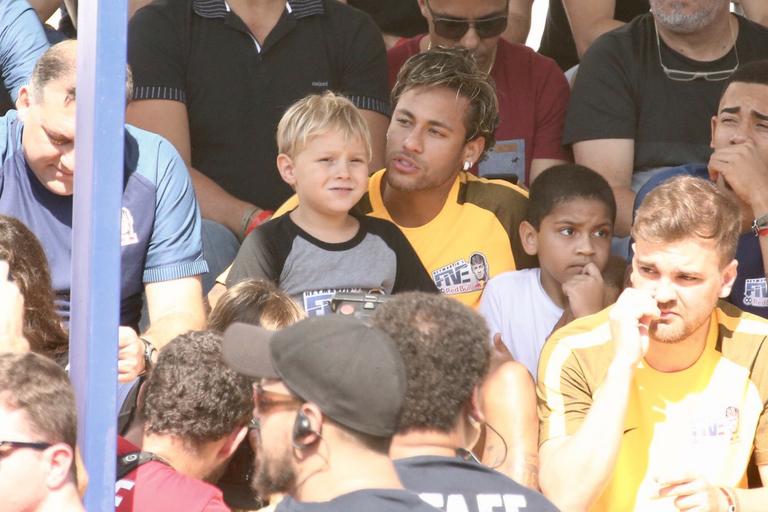 Neymar se diverte com o filho em evento