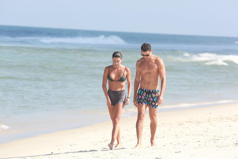 Cauã Reymond: praia com Sofia e Mariana Goldfarb