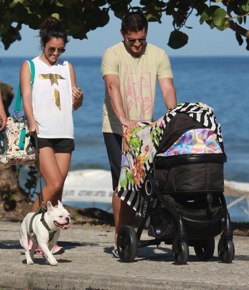 Yanna Lavigne e Bruno Gissoni curtem passeio com a filha, Madalena