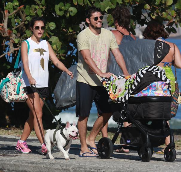 Yanna Lavigne e Bruno Gissoni curtem passeio com a filha, Madalena