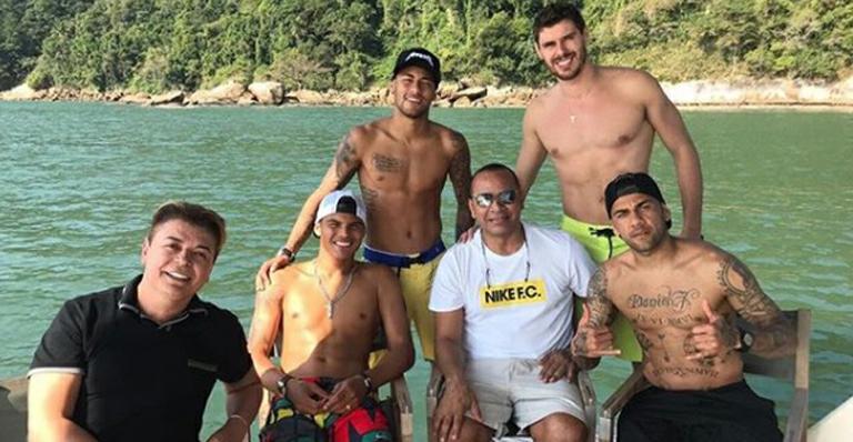 David Brazil posa com Neymar, Neymar Jr., Bruninho, Thiago Silva e Daniel Alves