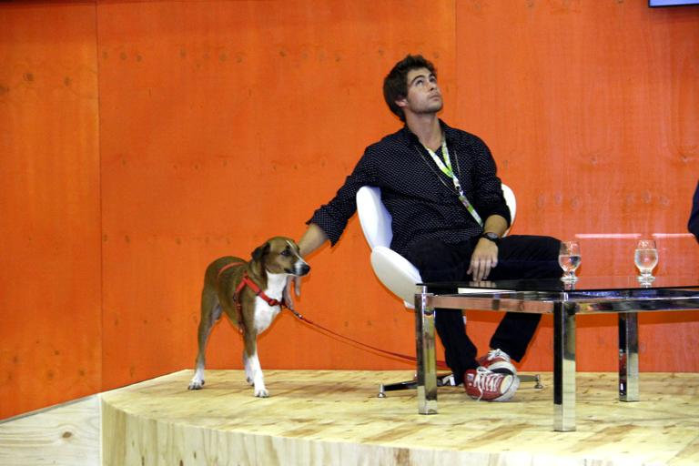 Rafael Vitti leva seu cachorro para a Bienal do Livro
