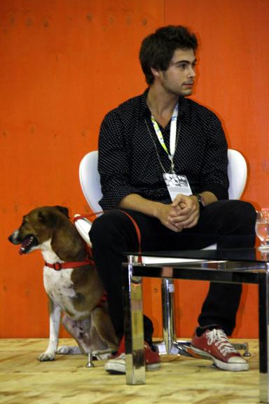 Rafael Vitti leva seu cachorro para a Bienal do Livro
