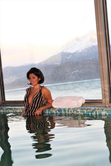 Amanda na piscina aquecida do Hotel Arakur 