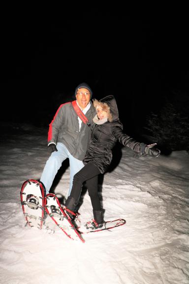 Amanda de Godoi e Marcos Salles brincam na neve 