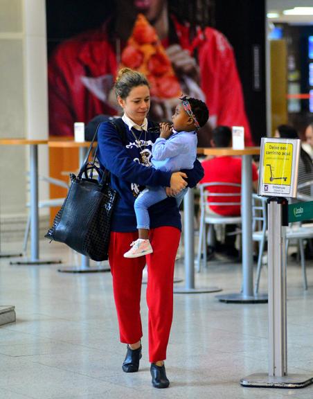 Leandra Leal faz raríssima aparição com a filha em aeroporto