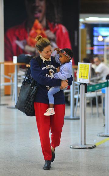 Leandra Leal faz raríssima aparição com a filha em aeroporto