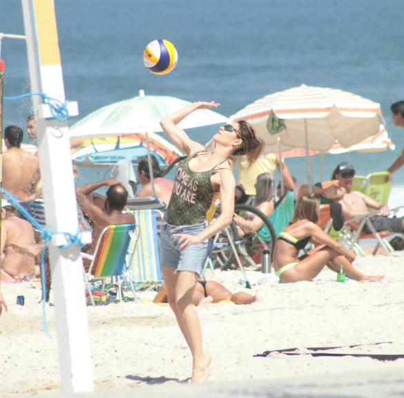 Fernanda Lima joga futevôlei na praia de Ipanema