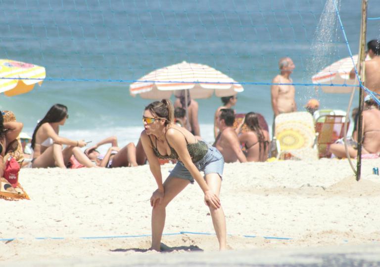 Fernanda Lima joga futevôlei na praia de Ipanema