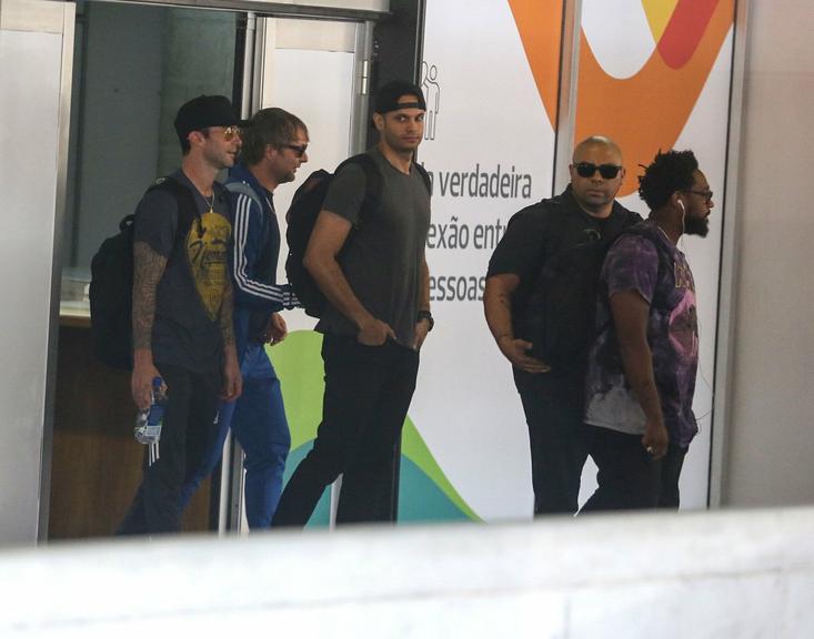 Integrantes do Maroon 5 desembarcam no Rio de Janeiro