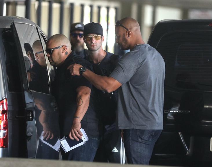 Integrantes do Maroon 5 desembarcam no Rio de Janeiro