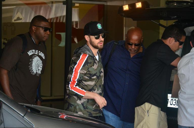 Justin Timberlake chega ao Rio e posa com os fãs