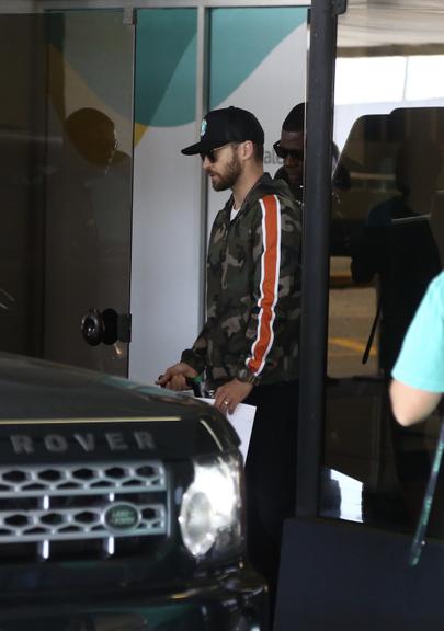 Justin Timberlake chega ao Rio e posa com os fãs