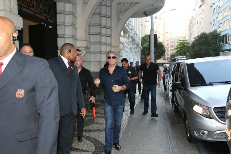No Rio, Jon Bon Jovi passeia e posa com fãs na rua