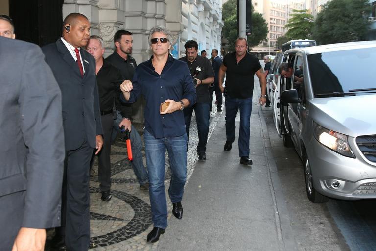 No Rio, Jon Bon Jovi passeia e posa com fãs na rua