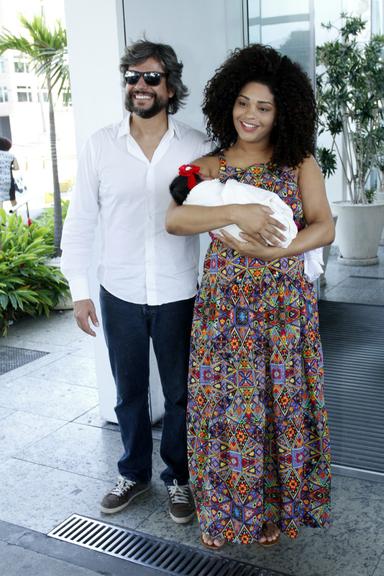 Juliana Alves deixa a maternidade com Yolanda