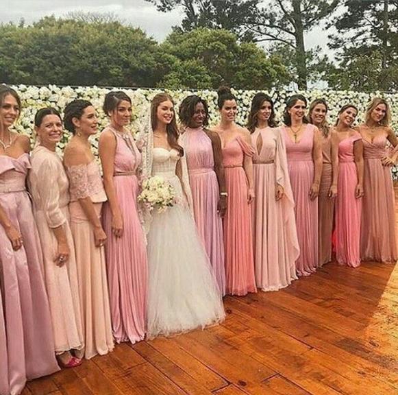 Madrinhas usaram vestidos em tons de rosa no casamento de Marina Ruy Barbosa