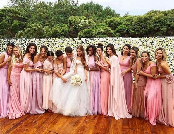 Madrinhas usaram vestidos em tons de rosa no casamento de Marina Ruy Barbosa