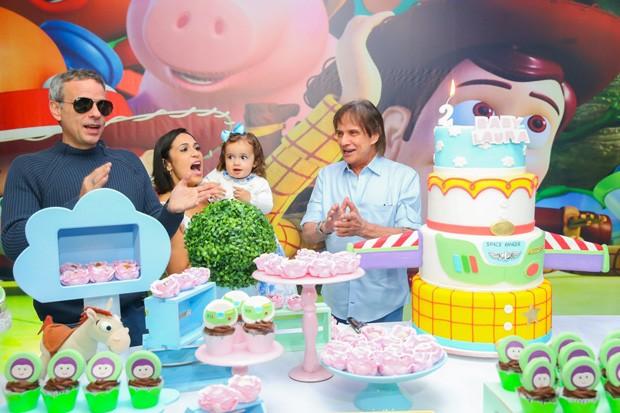 Roberto Carlos marcou presença na festa de aniversário de dois anos da neta Laura, herdeira de Dudu Braga e Valeska