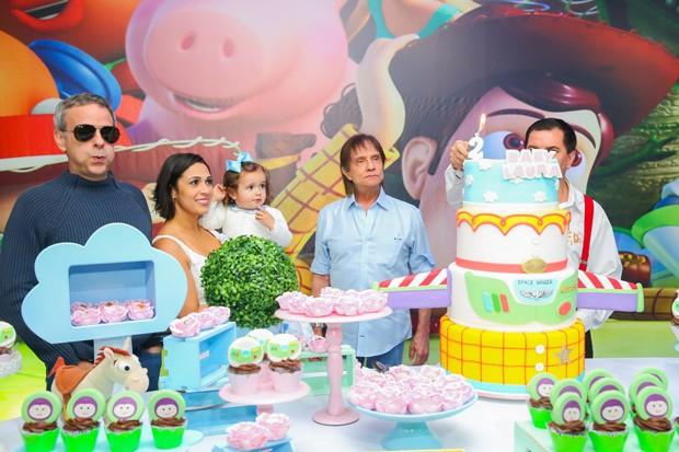 Roberto Carlos marcou presença na festa de aniversário de dois anos da neta Laura, herdeira de Dudu Braga e Valeska