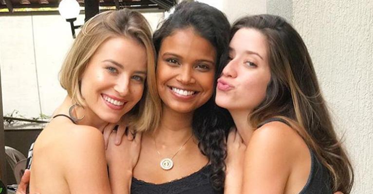 Grávida, Aline Dias reencontra amigas de Malhação