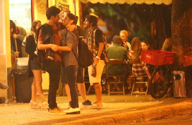 Marcelo Adnet troca carinhos com a nova namorada, Patrícia Cardoso, em bar no Rio