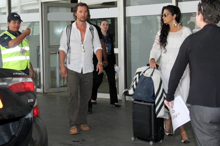 Matthew Mcconaughey chega ao Brasil com a esposa