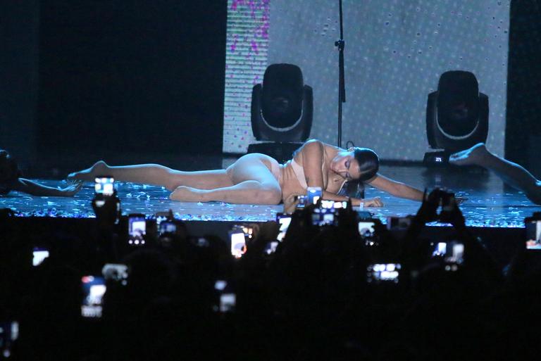 Anitta sensualiza em show e acaba mostrando demais