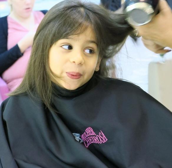 Filha do cantor Xand Avião doa cabelo para crianças com câncer