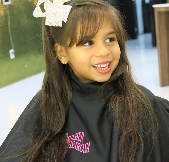 Filha do cantor Xand Avião doa cabelo para crianças com câncer