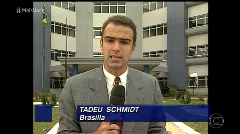 Tadeu Schmidt surge com visual monocelha na TV