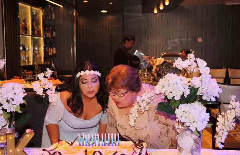 Fabiana Karla celebra seu aniversário de 42 anos