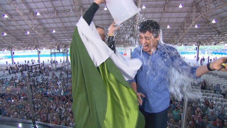 Celso Portiolli leva banho de água benta de Padre Marcelo