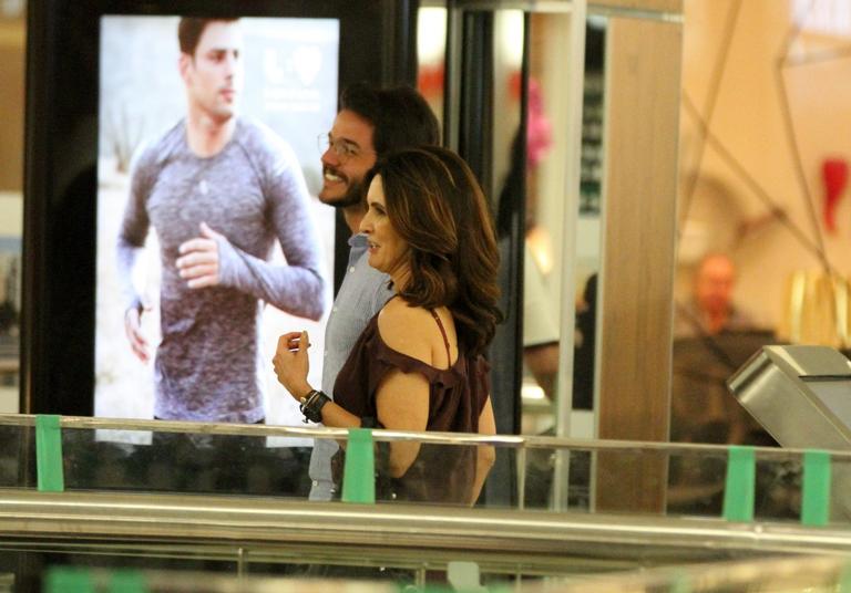 Fátima Bernardes passeia com Túlio Gadêlha em shopping no Rio