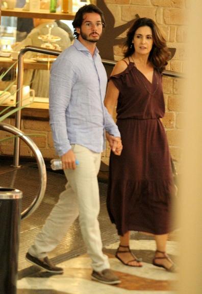 O casal circula em shopping no Rio