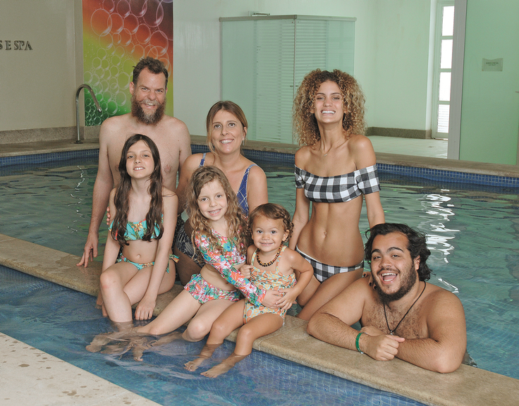 Diversão de Francisco, Laura e Sol, Ana Emília, Marcos Piangers e as filhas, Aurora e Anita, na piscina