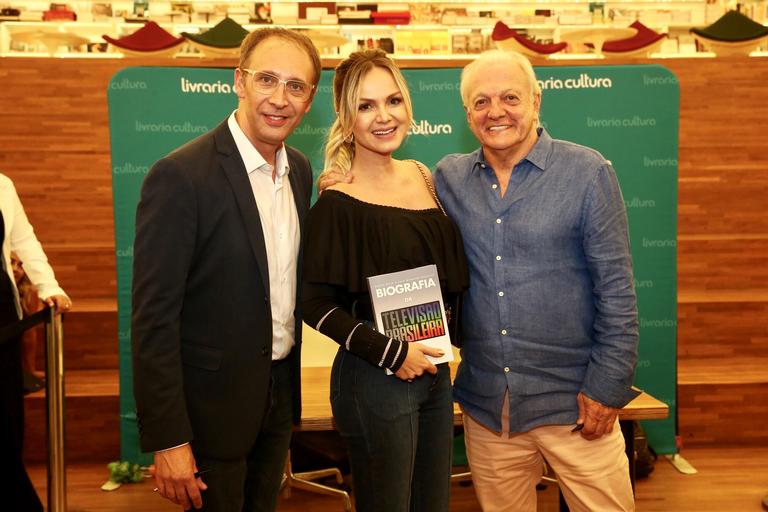 Eliana prestigia lançamento do livro do sogro, Flávio Ricco, em livraria de São Paulo