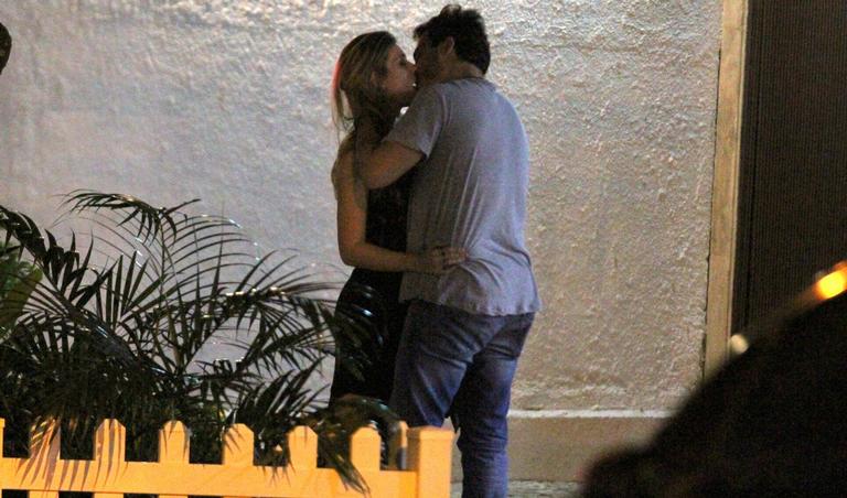 Thiago Rodrigues é flagrado aos beijos com loira no Rio