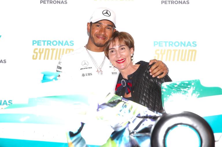 Lewis Hamilton participa de coletiva ao lado de Viviane Senna