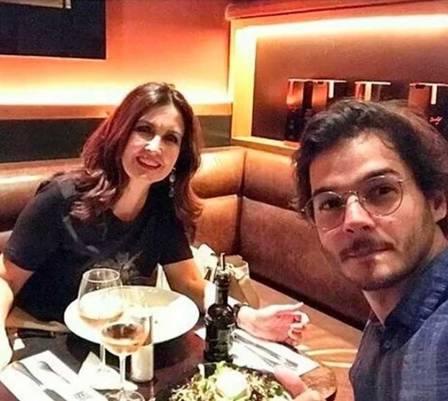 Fátima Bernardes posa com o namorado em jantar romântico