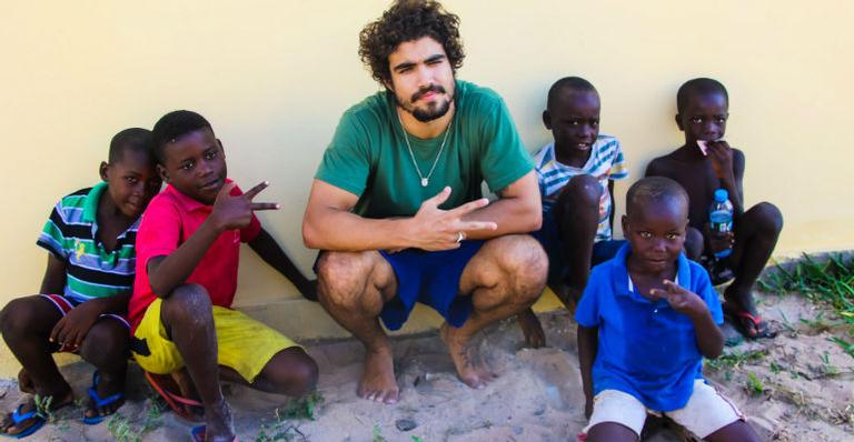 Caio Castro participa de ação do bem na África