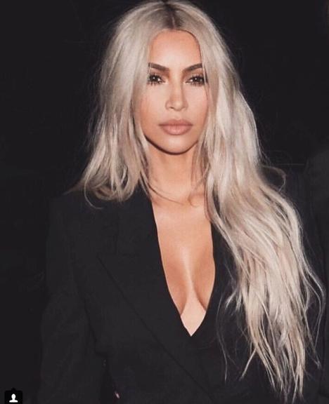 Silver hair: Kim Kardashian adota cabelo prateado 
