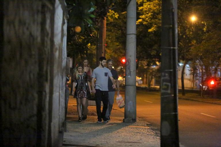 William Bonner curte passeio com Natasha Dantas, Vinicius e a nora no Rio