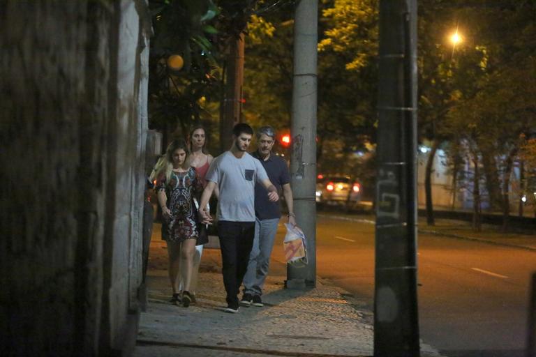 William Bonner curte passeio com Natasha Dantas, Vinicius e a nora no Rio