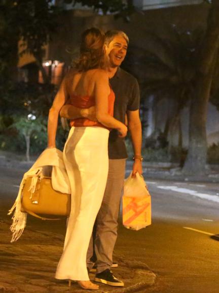 William Bonner troca carinhos com a namorada, Natasha Dantas, durante passeio noturno