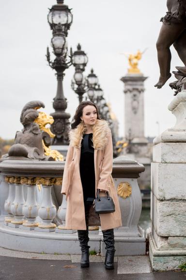 Larissa Manoela fotografa para sua linha de bolsas em Paris