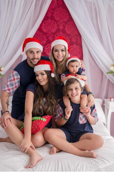 Kelly Key posa em clima natalino com a família