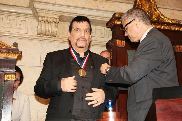 Michael Sullivan recebe a medalha das mãos de  Inaldo Silva