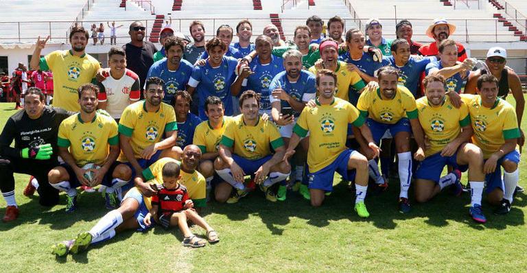 Time de famosos se reúne em partida de futebol no Rio