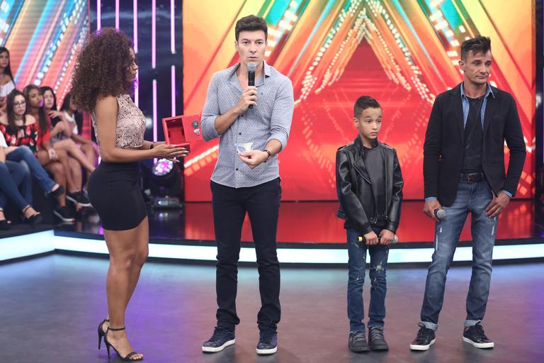 Rodrigo Faro divide o palco com Kalebe e Jota Brito
